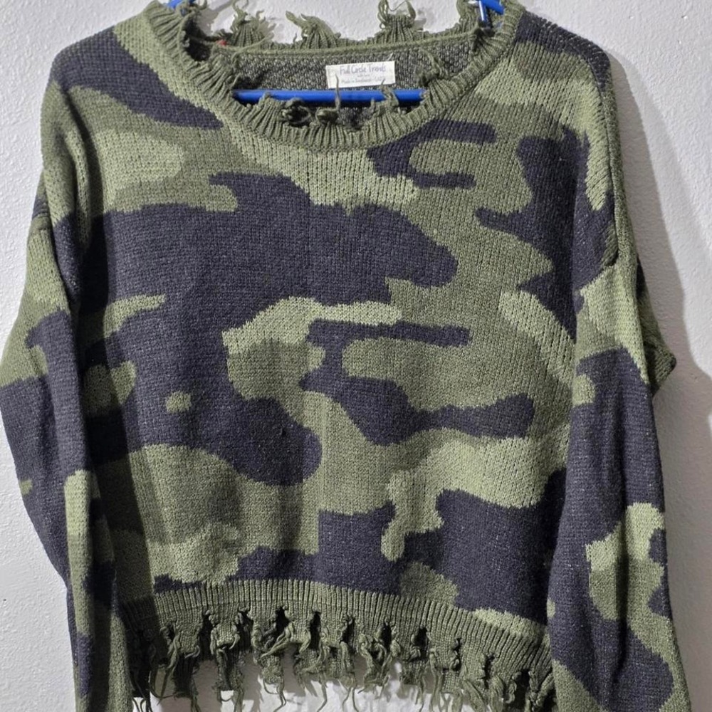 Full Circle Trends Camo Distressed Knit Sweater L Fits S/M Y2K Fringe‎ Crop